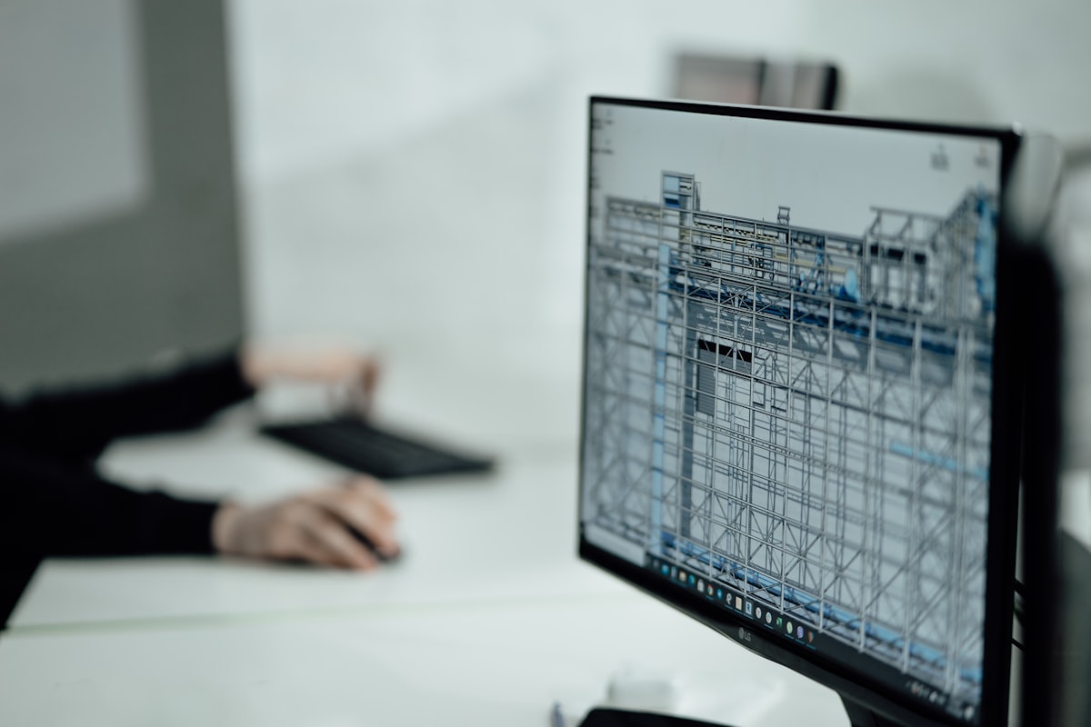 Alguien revisando un modelo técnico en pantalla, empezando un proyecto desde cero
